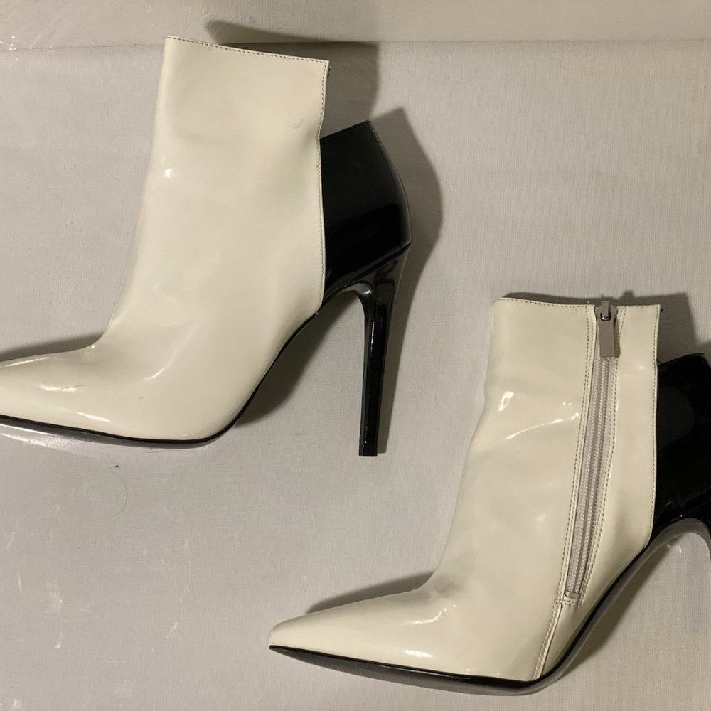 Kendall & Kylie Ariana Patent Ankle Bootie - Picture 2 of 4